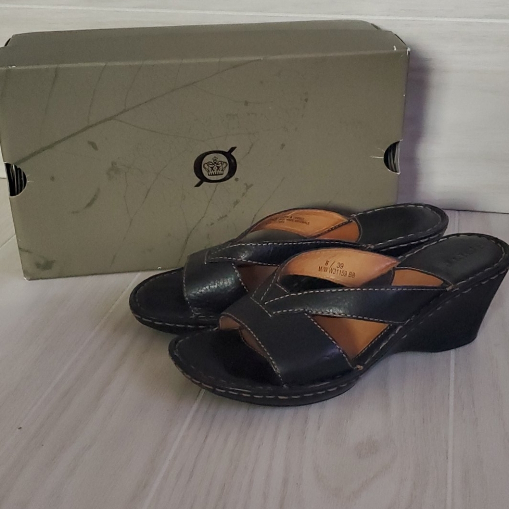 Born Black Leather Sandles 8 Wide